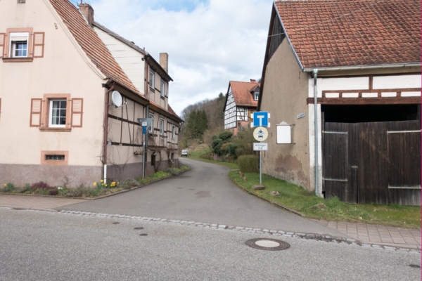 Ehemalige Trasse in Rumbach. Blick in Richtung Bahnhof